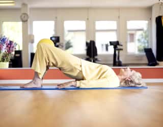 Ältere Frau trainiert Beckenboden