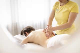 Therapeut:in massiert Patient:in